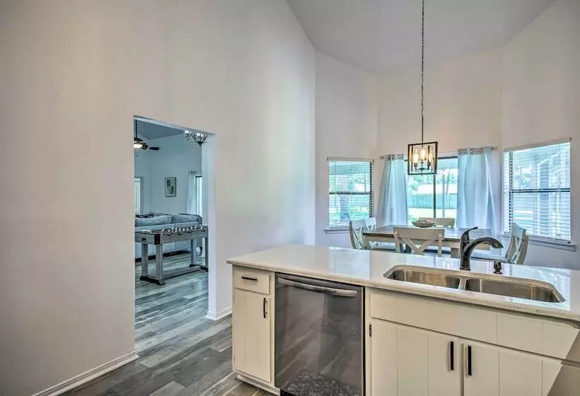 Navarre Home W/ Game Area + Screened In Porch