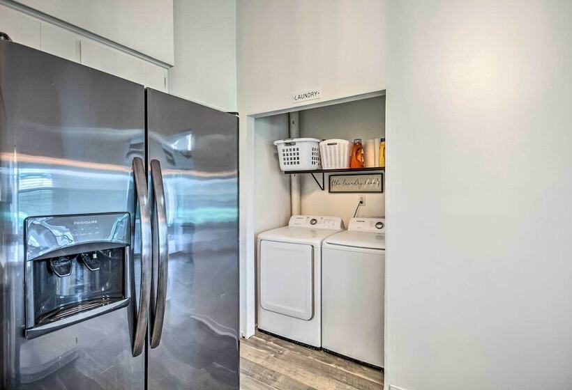 Navarre Home W/ Game Area + Screened In Porch