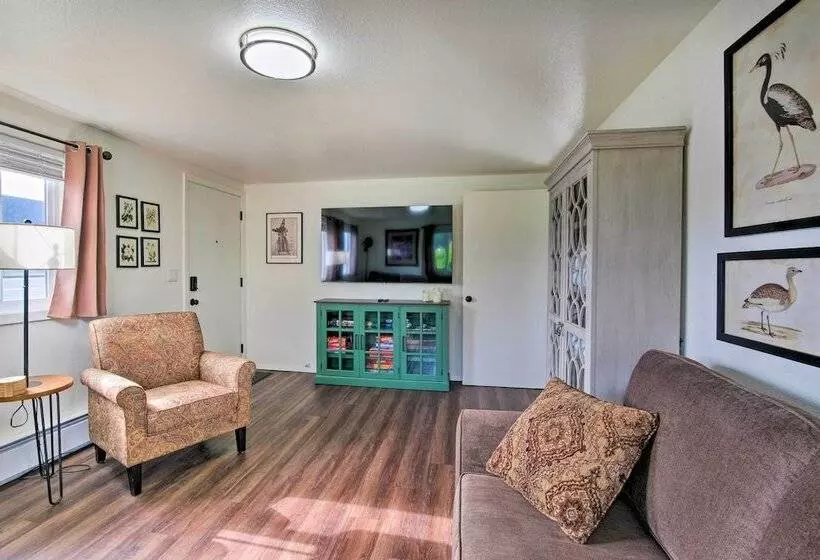 North Bend Home W/ Cornhole Court & Putting Green