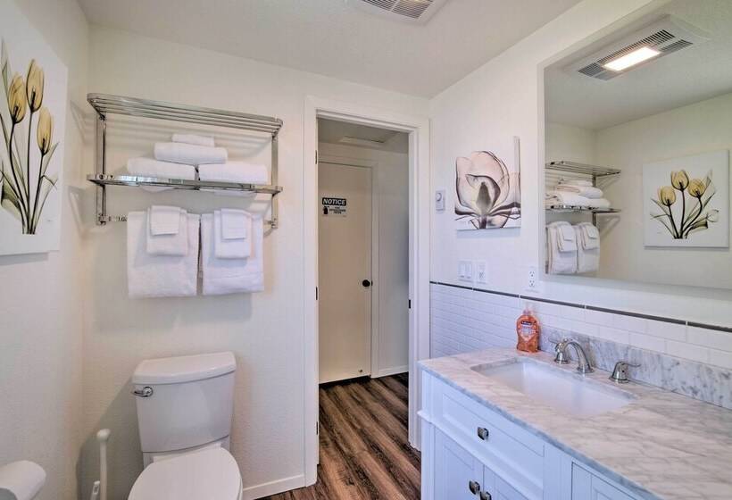 North Bend Home W/ Cornhole Court & Putting Green