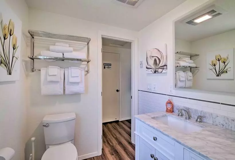 North Bend Home W/ Cornhole Court & Putting Green