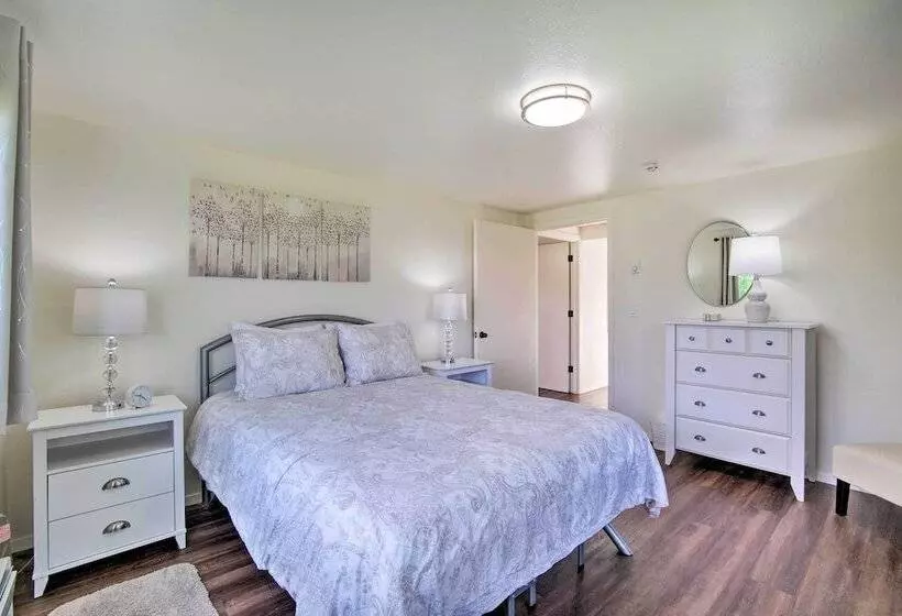 North Bend Home W/ Cornhole Court & Putting Green