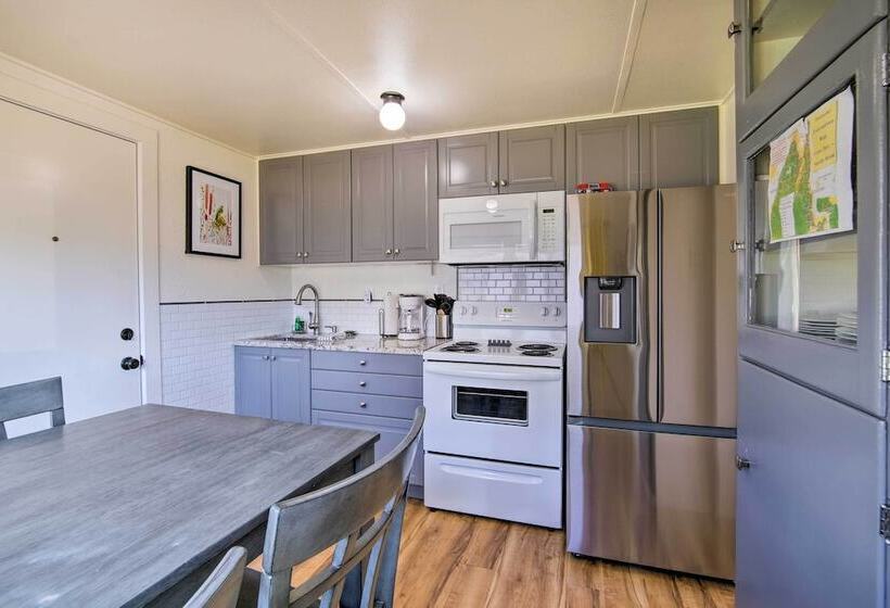 North Bend Home W/ Cornhole Court & Putting Green