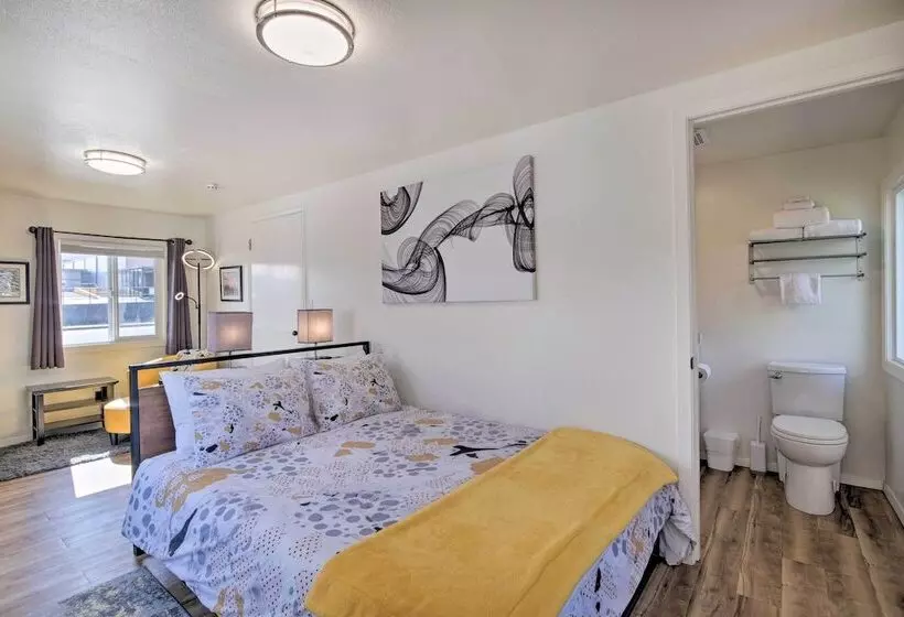 North Bend Home W/ Cornhole Court & Putting Green