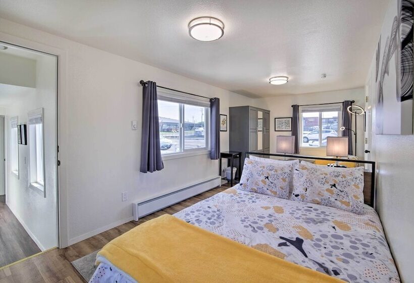 North Bend Home W/ Cornhole Court & Putting Green