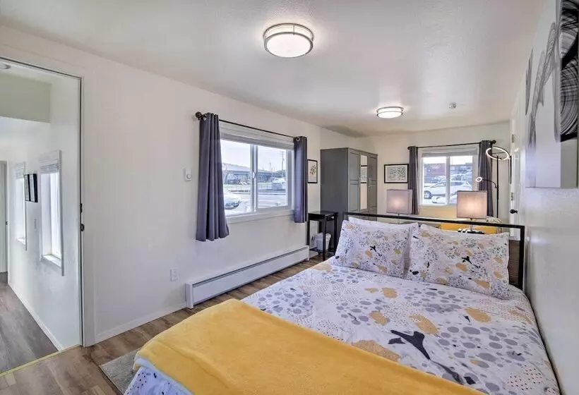 North Bend Home W/ Cornhole Court & Putting Green