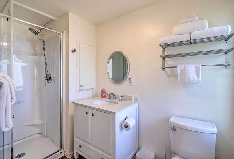 North Bend Home W/ Cornhole Court & Putting Green