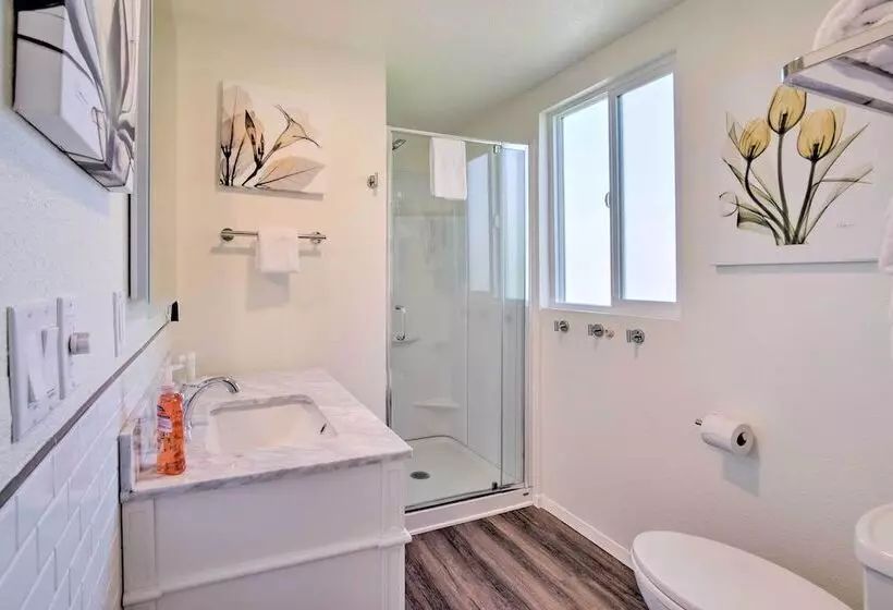 North Bend Home W/ Cornhole Court & Putting Green