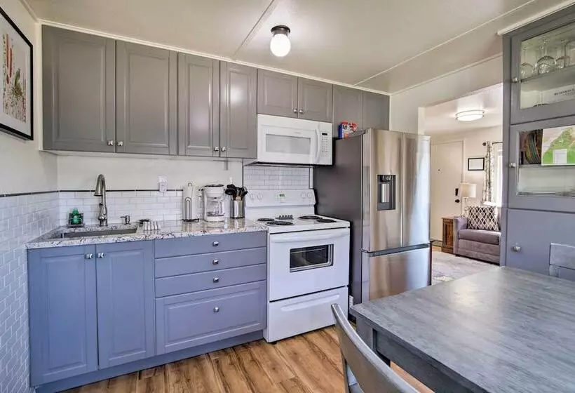 North Bend Home W/ Cornhole Court & Putting Green