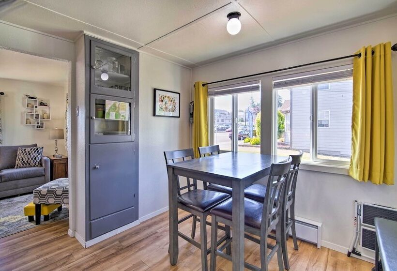 North Bend Home W/ Cornhole Court & Putting Green