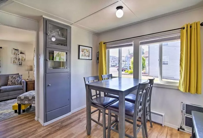 North Bend Home W/ Cornhole Court & Putting Green