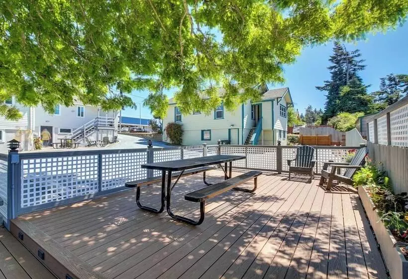 North Bend Home W/ Cornhole Court & Putting Green