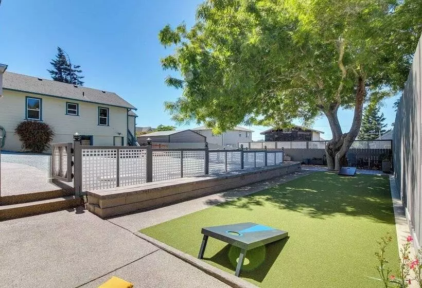 North Bend Home W/ Cornhole Court & Putting Green
