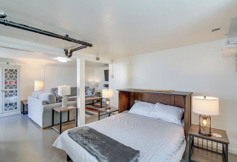 North Bend Home W/ Cornhole Court & Putting Green