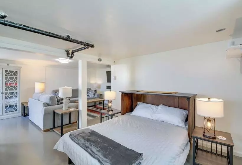 North Bend Home W/ Cornhole Court & Putting Green