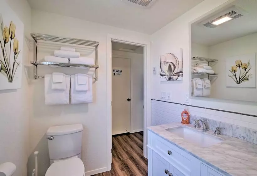 North Bend Home W/ Cornhole Court & Putting Green