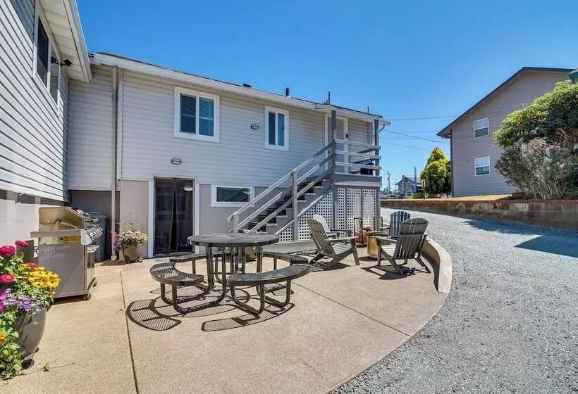 North Bend Home W/ Cornhole Court & Putting Green