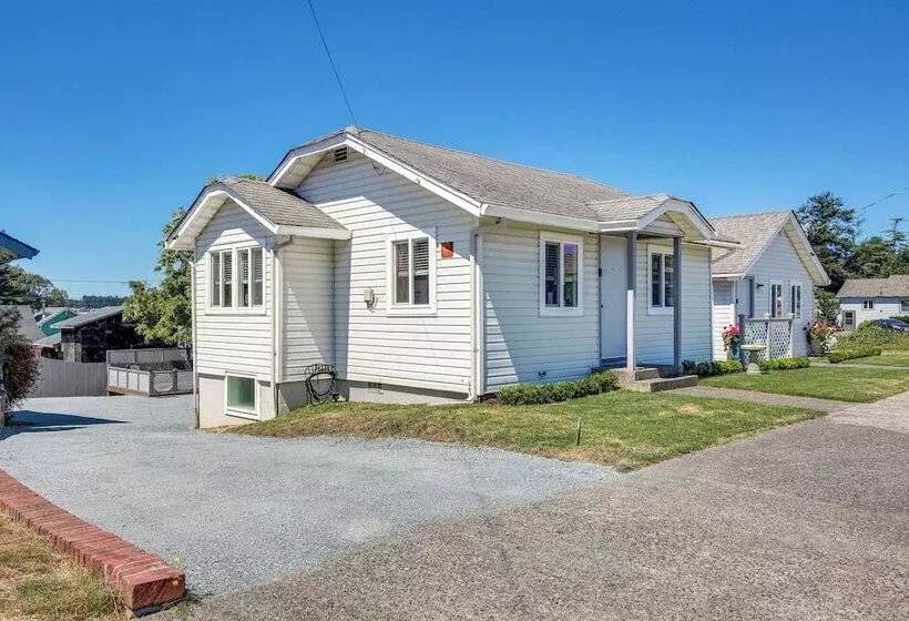 North Bend Home W/ Cornhole Court & Putting Green