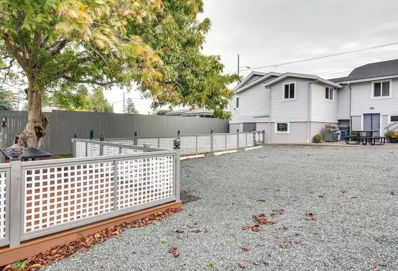 North Bend Home W/ Cornhole Court & Putting Green