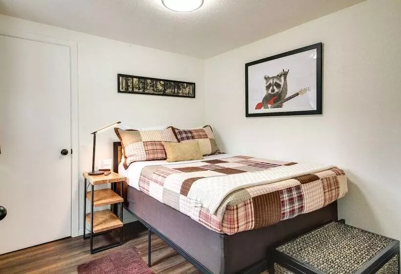 North Bend Home W/ Cornhole Court & Putting Green