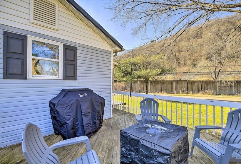 Pet Friendly Charleston Home W/ Fenced Yard!