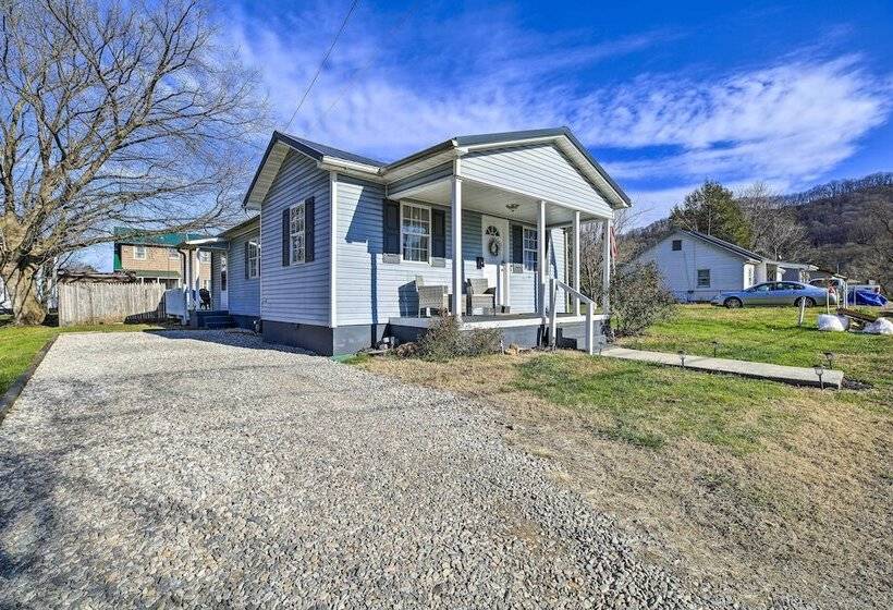 Pet Friendly Charleston Home W/ Fenced Yard!