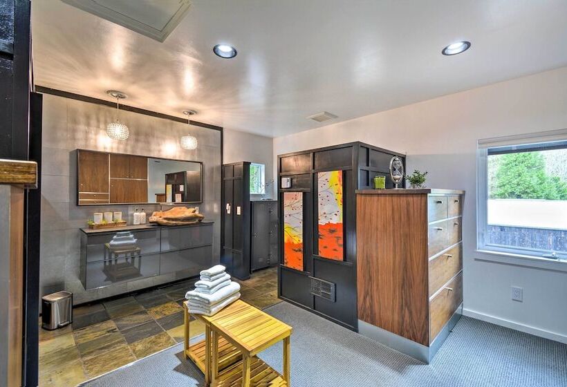 Private Indianola House W/ Patio + Fire Pit