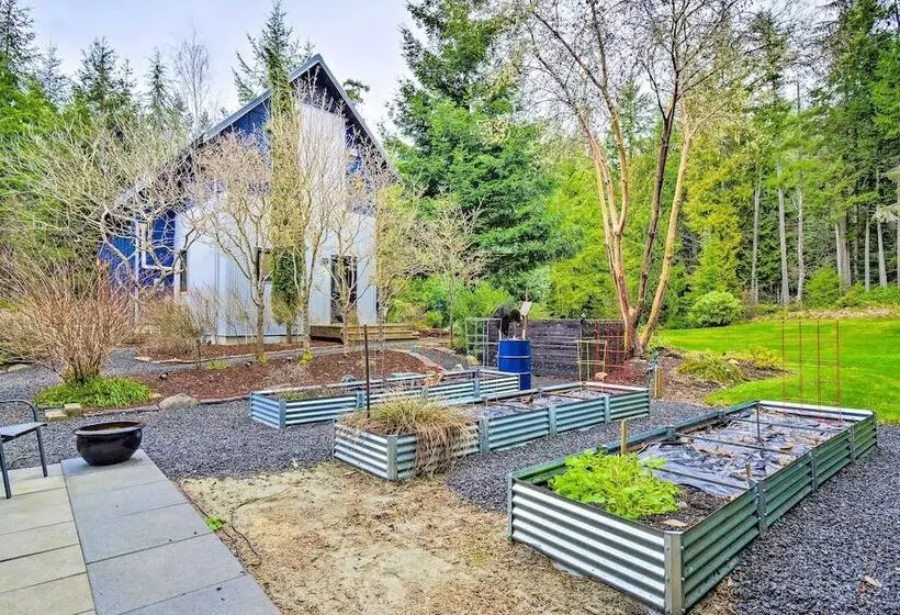 Private Indianola House W/ Patio + Fire Pit