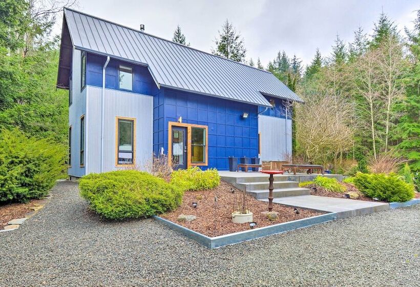 Private Indianola House W/ Patio + Fire Pit