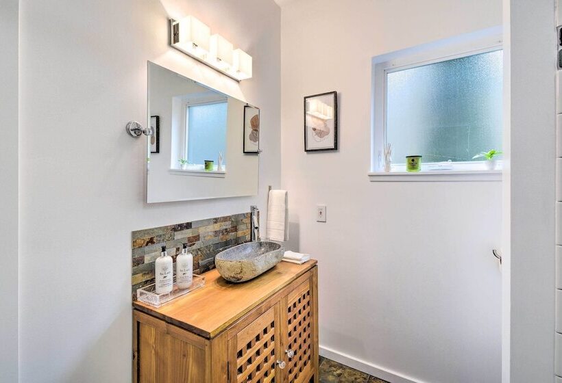 Private Indianola House W/ Patio + Fire Pit