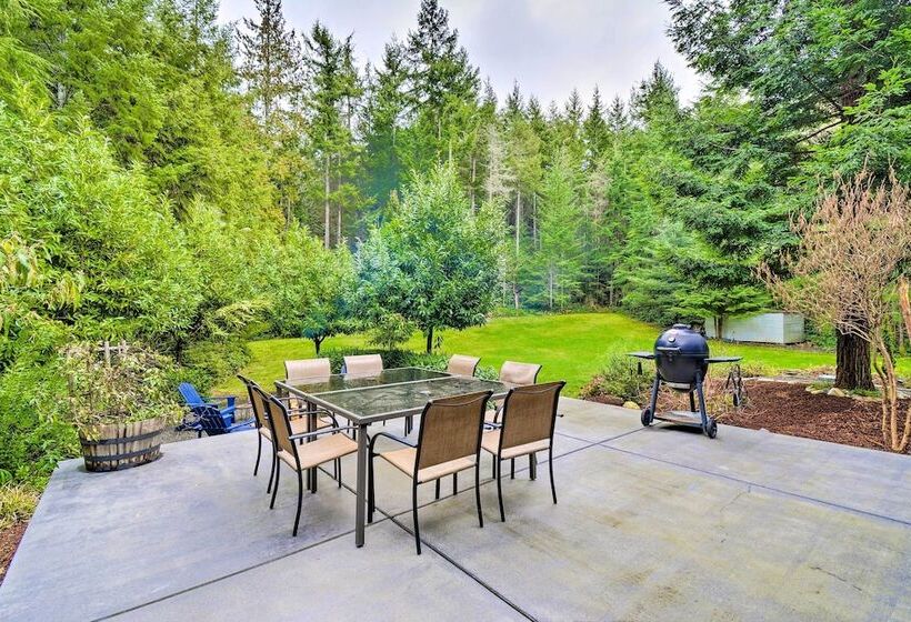 Private Indianola House W/ Patio + Fire Pit