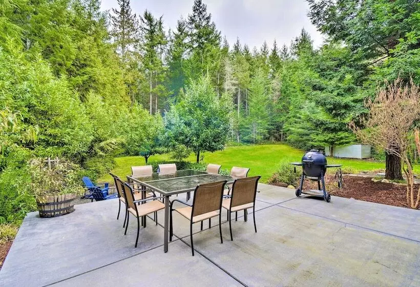 Private Indianola House W/ Patio + Fire Pit