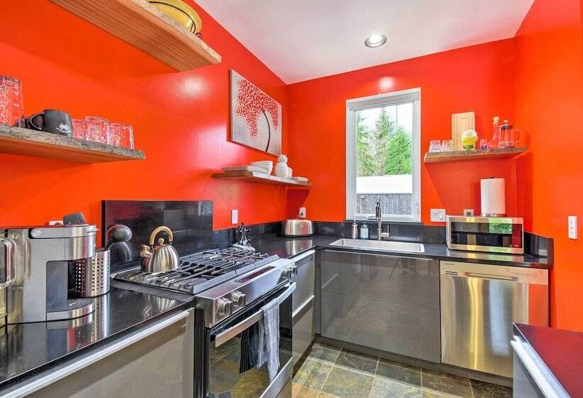 Private Indianola House W/ Patio + Fire Pit