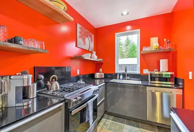 Private Indianola House W/ Patio + Fire Pit