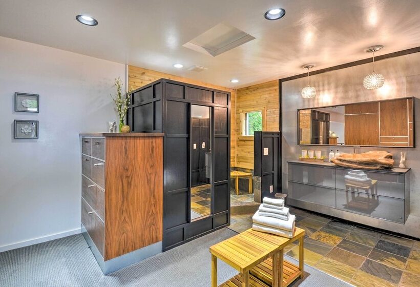 Private Indianola House W/ Patio + Fire Pit