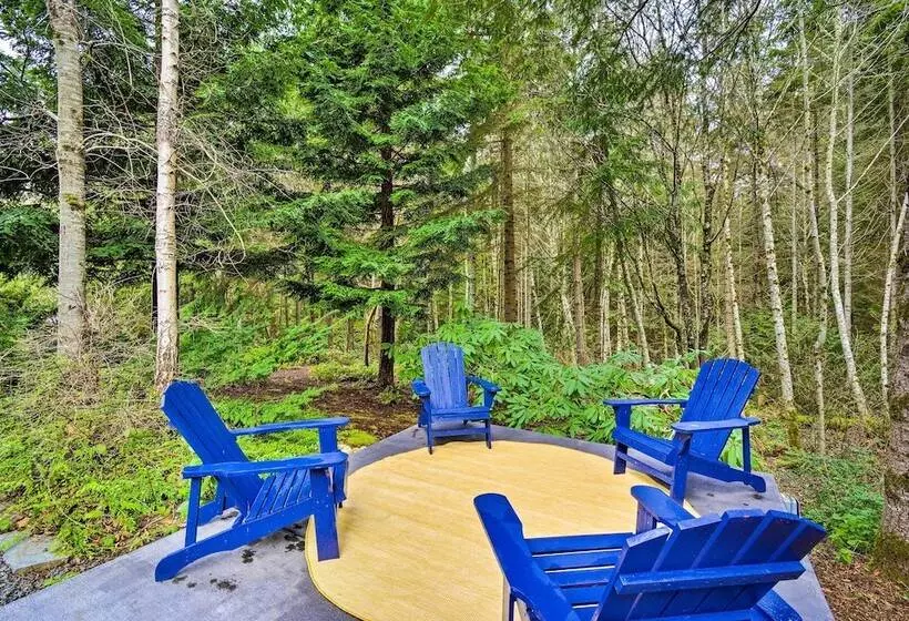 Private Indianola House W/ Patio + Fire Pit