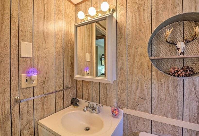 Arrowhead Lake Amenities: Quaint Home W/ Fireplace