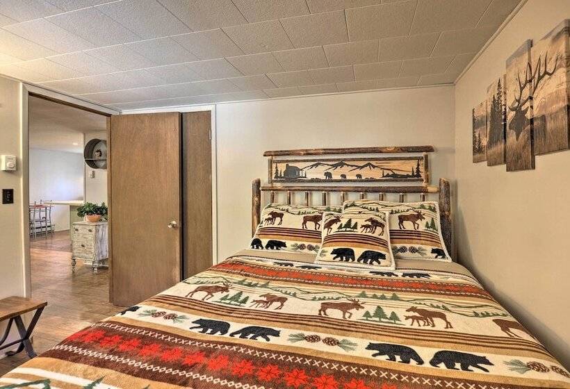 Arrowhead Lake Amenities: Quaint Home W/ Fireplace