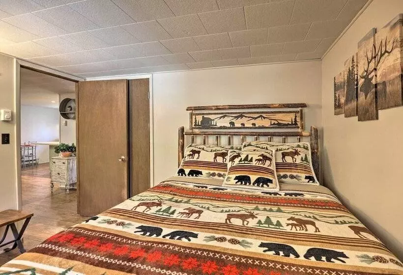 Arrowhead Lake Amenities: Quaint Home W/ Fireplace