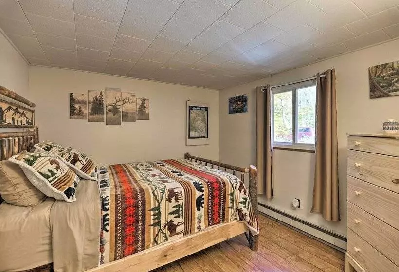 Arrowhead Lake Amenities: Quaint Home W/ Fireplace