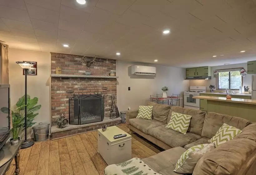 Arrowhead Lake Amenities: Quaint Home W/ Fireplace