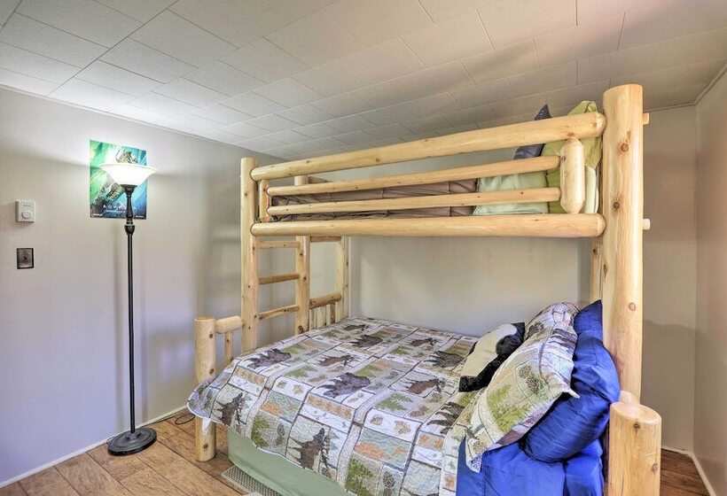 Arrowhead Lake Amenities: Quaint Home W/ Fireplace