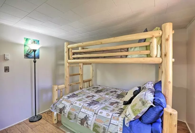 Arrowhead Lake Amenities: Quaint Home W/ Fireplace