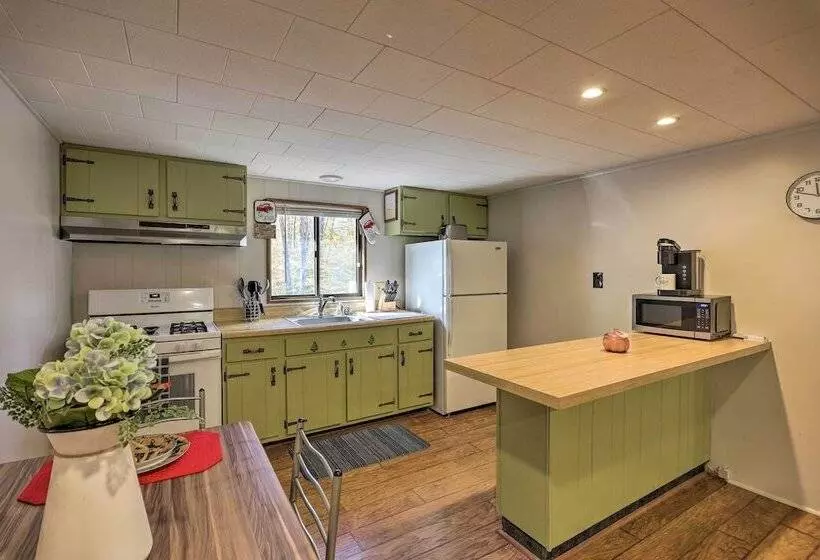 Arrowhead Lake Amenities: Quaint Home W/ Fireplace