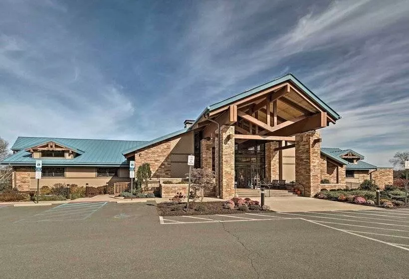 Arrowhead Lake Amenities: Quaint Home W/ Fireplace