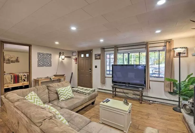 Arrowhead Lake Amenities: Quaint Home W/ Fireplace