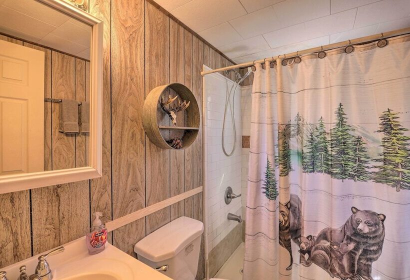 Arrowhead Lake Amenities: Quaint Home W/ Fireplace