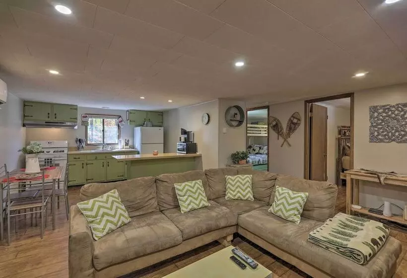 Arrowhead Lake Amenities: Quaint Home W/ Fireplace