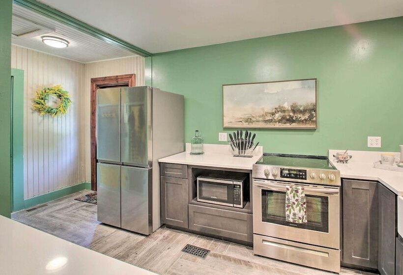 2 Mi To Central Ave: Quaint Hot Springs Home!