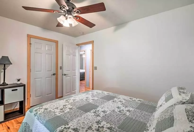 Quiet & Cozy Omaha Cabin ~ 20 Mi To Branson!